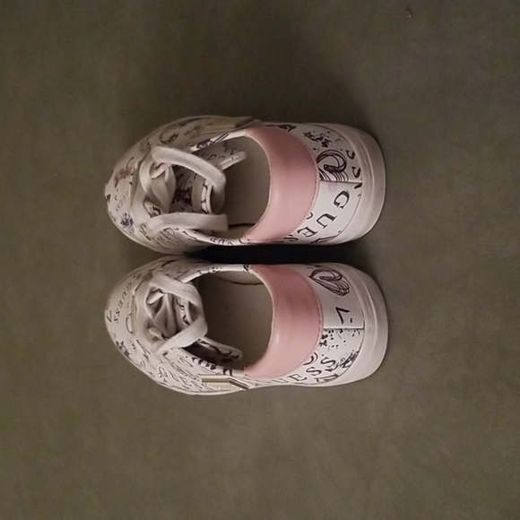 👟🍭GUESS MINERAL GRAFFITI SNEAKERS👟🍭 - Picture 2 of 5